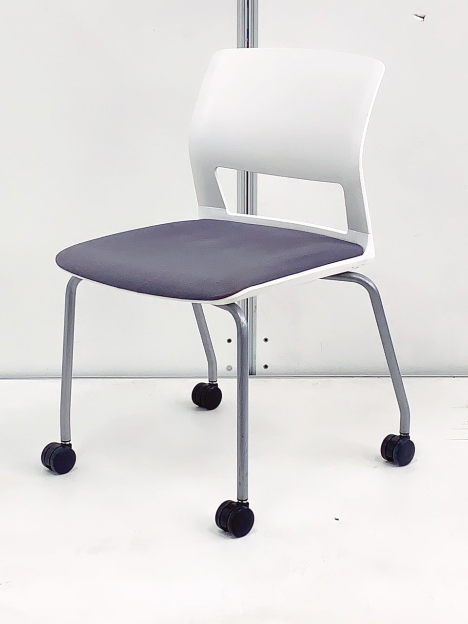 ミーティングや来客用におすすめ！重ねて収納できるキャスター付きチェア。
                        160シリーズ 
                                    中古
            