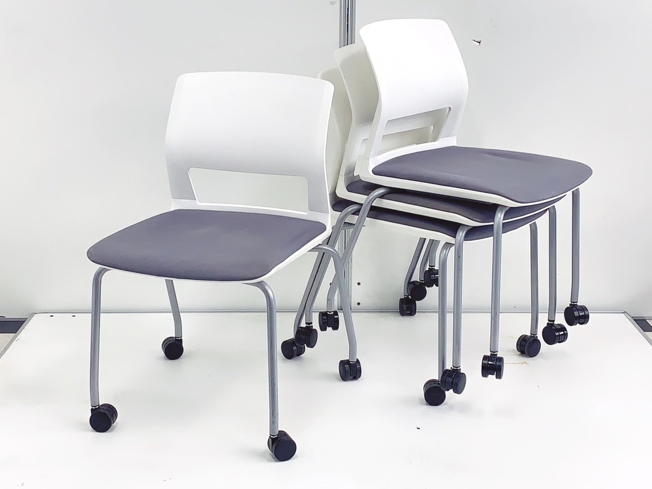 【4脚セットでお得に！】シンプルなスタッキングチェア。キャスター付きで扱いやすい！
                        160シリーズ 
                                    中古
            