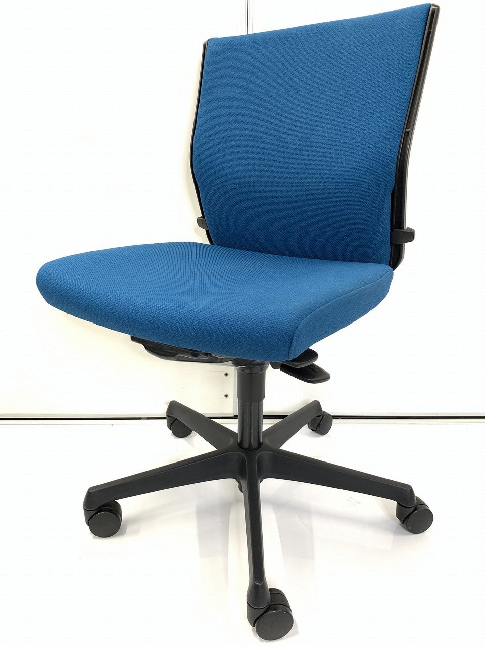 【スマートなデザイン！】
濃い目の水色で落ち着いた雰囲気に！
                        エスクード（クッション） 
                                    中古
            