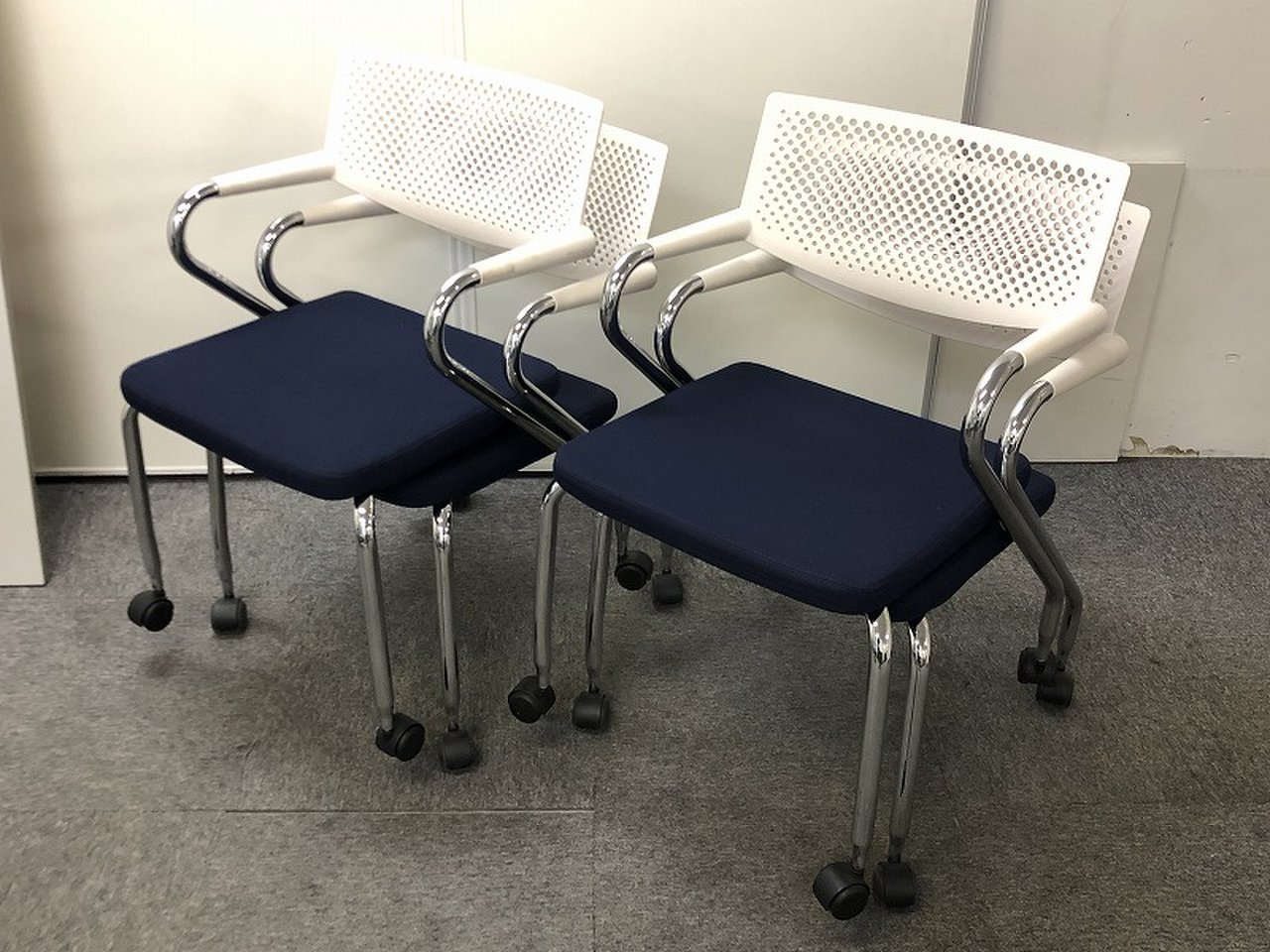 4脚セット｜Vitra製のスタッキングチェアが入荷しました｜デザイン
                        Visaroll
                                    中古
            