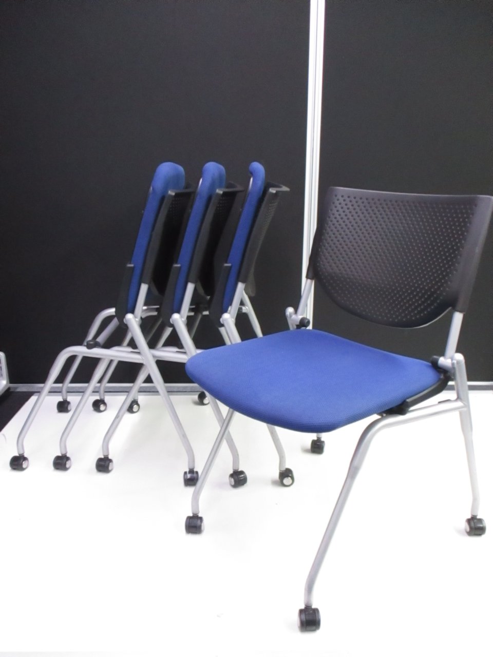 【KS】【セットで2,000円お安く！】2017年製のミディアムブルーの濃いブルーがかっこいいチェア入荷！
                        プロスタック 
                                    中古
            