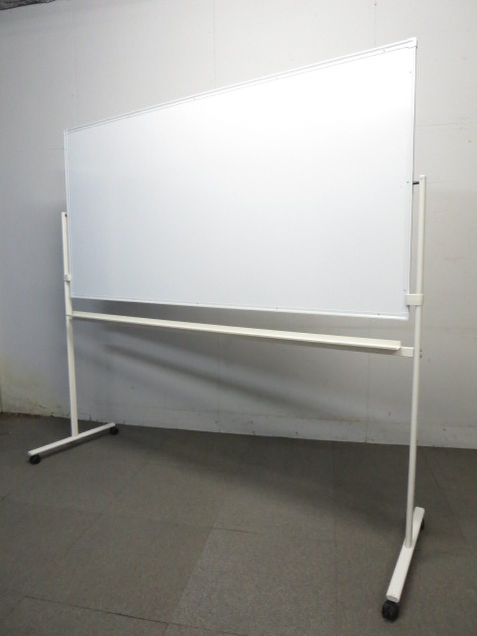 【会議には欠かせない一品！】■脚付ホワイトボード　W1800mm・両面タイプ
                        オフィスボード
                                    中古
            