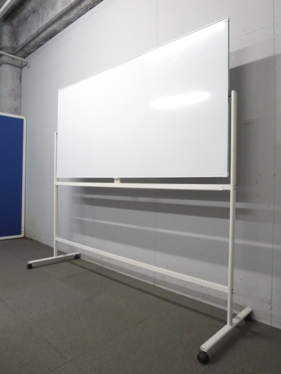 ■脚付ホワイトボード　両面タイプ　■板面：W1800×H900
                        両面ボード
                                    中古
            