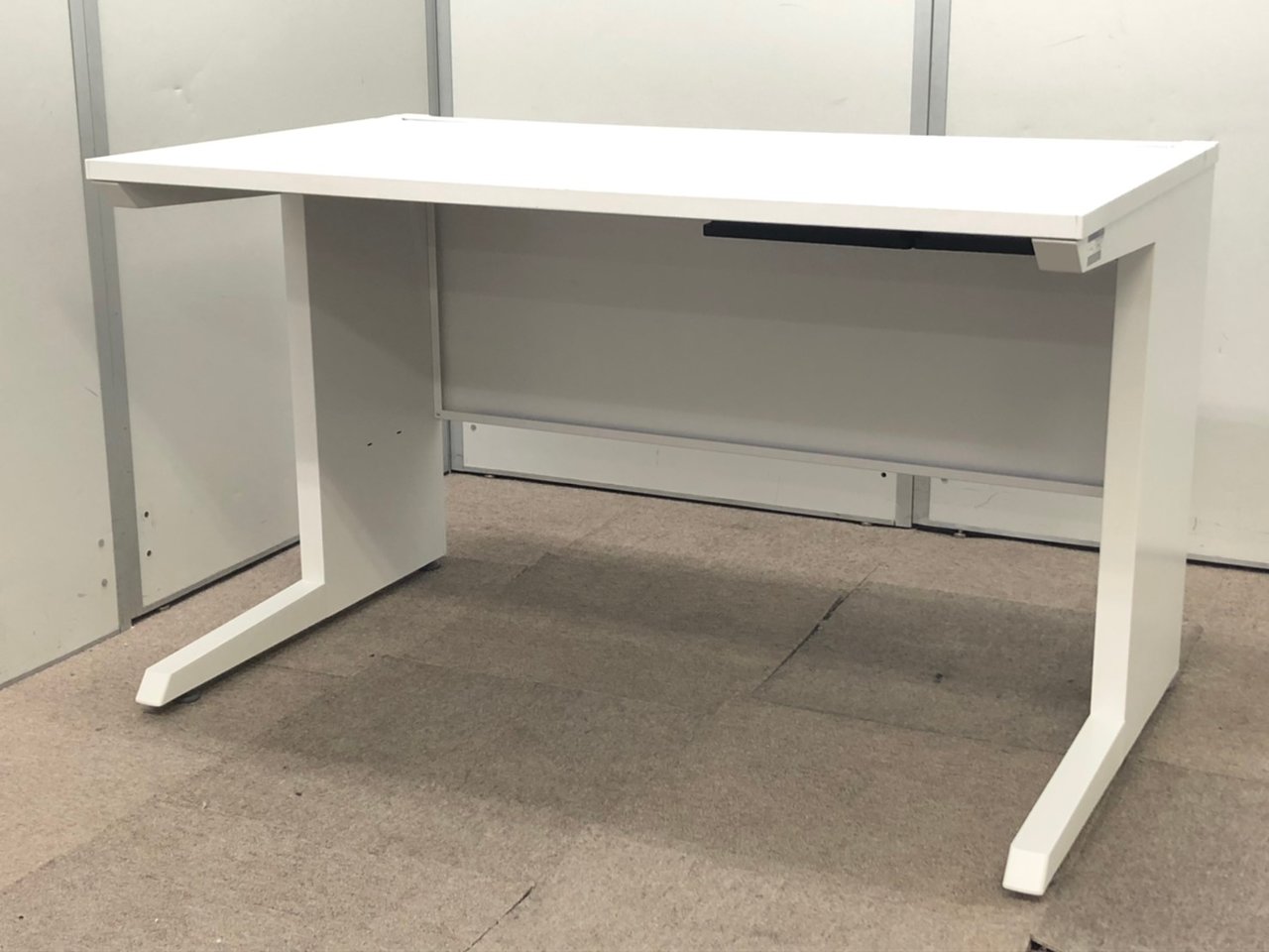 【足元が広々使えます！】幅広のコードダクト搭載！清楚なホワイトで起業の際におすすめ！
                        CZRデスク
                                    中古
            