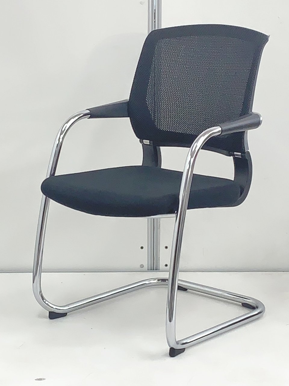 エグゼクティブな空間におすすめ。コクヨ製　サテリテ　カンチレバー脚のスタイリッシュチェア！
                        サテリテ（アルミ脚タイプ） 
                                    中古
            