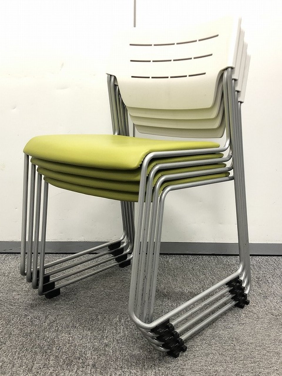 【1セット限定！！】明るい色のスタッキングチェアの4脚セットです！
                        エレック 
                                    中古
            