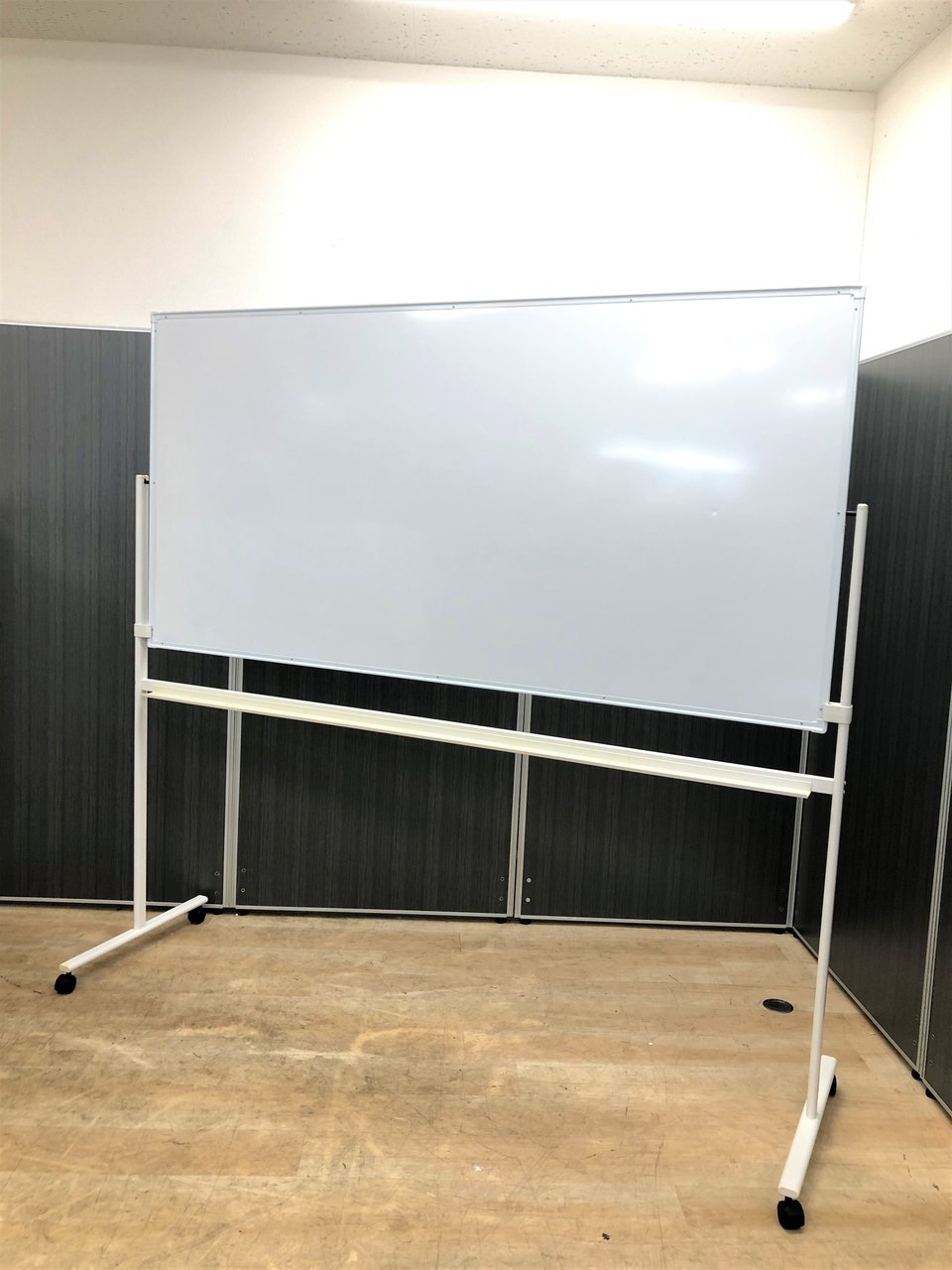 【ミーティングの必需品】定番の脚付きホワイトボード！【両面無地】
                        その他シリーズ
                                    中古
            