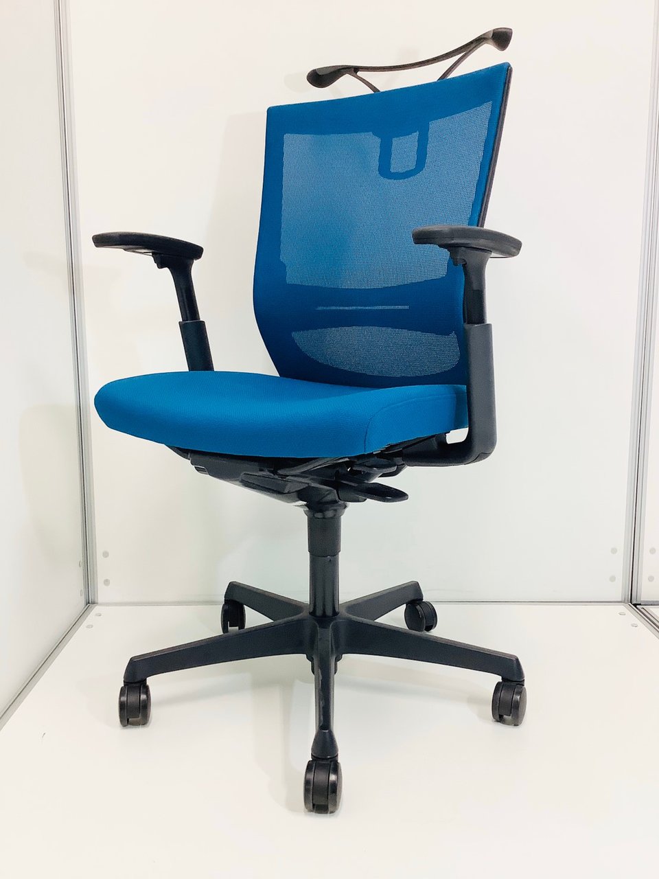 大人気／定番／状態良好／メッシュ／可動肘　高機能・高性能なハイスタンダードモデル！　◆オカムラ／Okamura◆エスクード／ESCUDO　※本体カラー：ターコイズブルー
                        エスクード（メッシュ） 
                                    中古
            