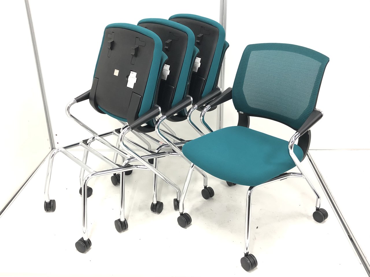 【４脚セット商品】状態の良い国産会議用チェア入荷！肘付きメッシュタイプなので、長時間の着座にもおすすめ！
                        サテリテ（キャスタータイプ） 
                                    中古
            