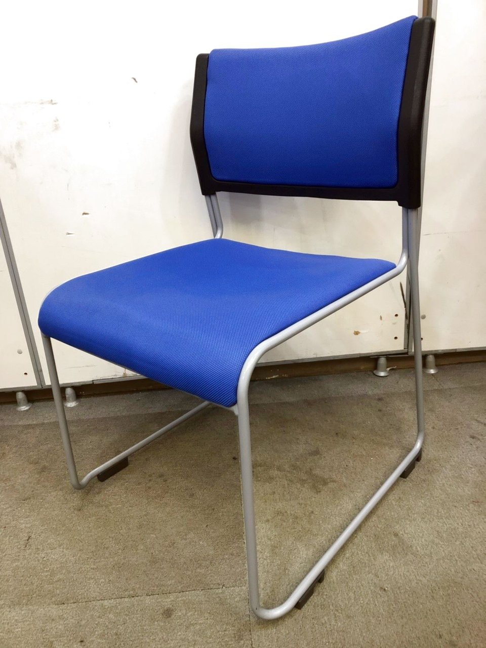 【お得】【1脚限りのため特別価格】綺麗なブルー色　収納に便利なスタッキングチェア
                        ライタス
                                    中古
            