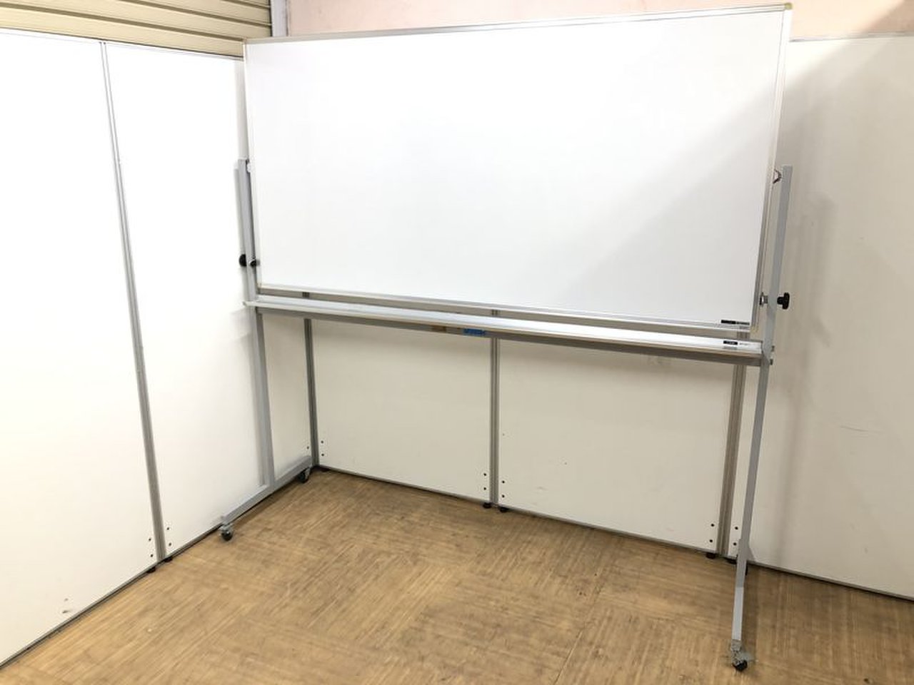 【ミーティングの必需品】ホーロータイプで消し跡が残らない両面ホワイトボード
                        その他シリーズ
                                    中古
            