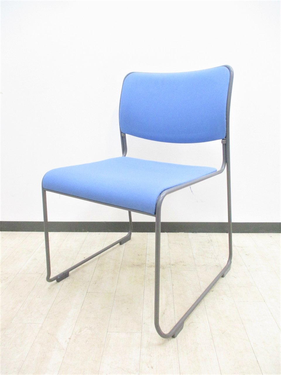 以外と高いスタッキングチェア！格安販売！
                        その他シリーズ
                                    中古
            