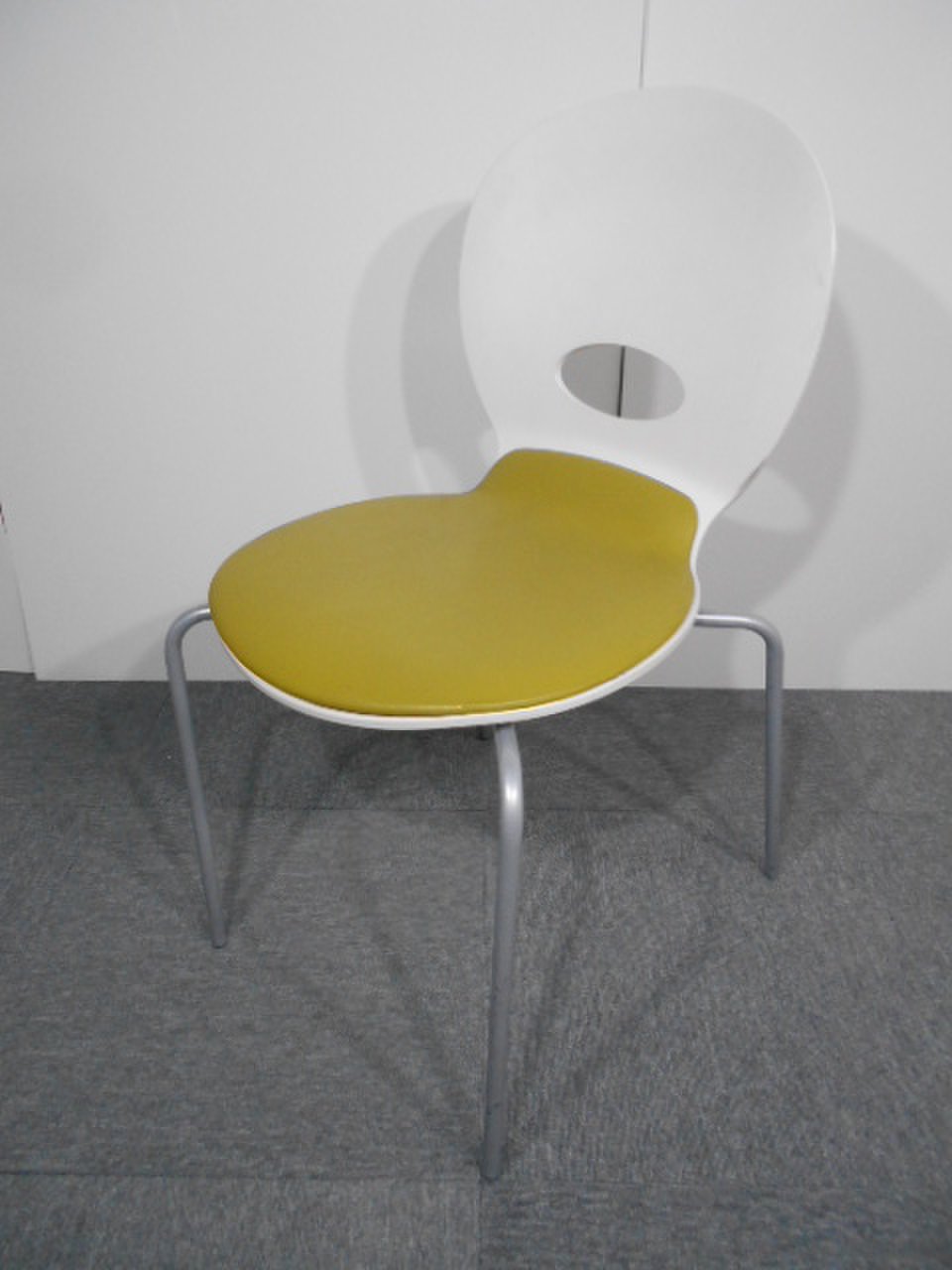 【ロット入荷】丸型シルエットのスタッキングチェア レアなタイプです！【関西倉庫在庫】
                        オルノ 
                                    中古
            