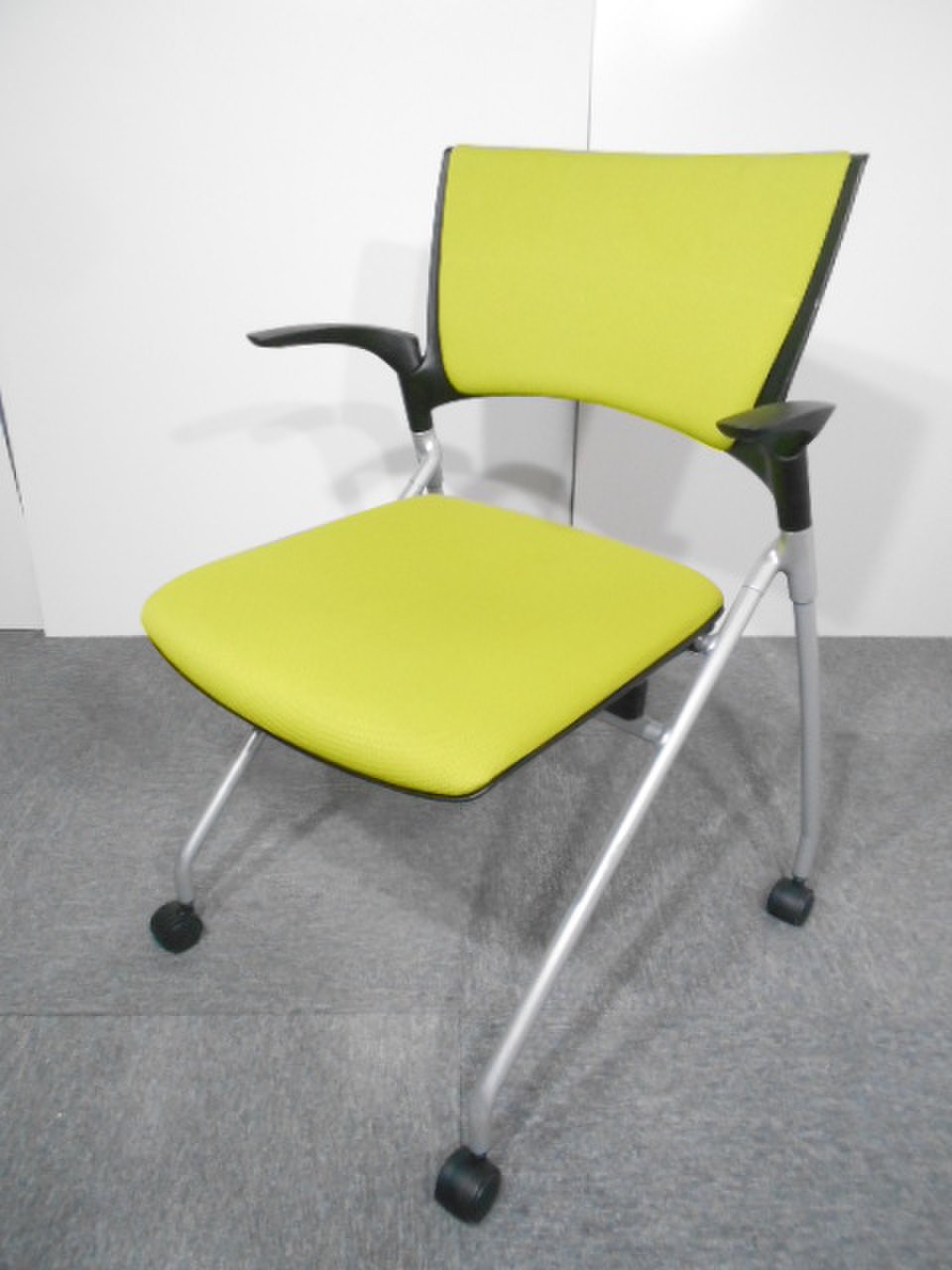 イトーキ製｜マノスチェア　鮮やかなイエロー　12脚　【関西倉庫在庫品】
                        マノスチェア(MANOSS)
                                    中古
            