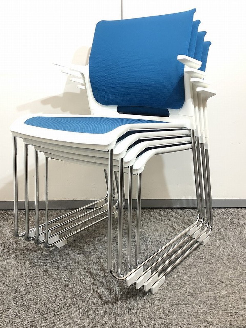 【4脚セット販売！！】【2016年製】【状態良好品】座面メッシュで人気のスタッキングチェアです！！
                        カラベル 
                                    中古
            