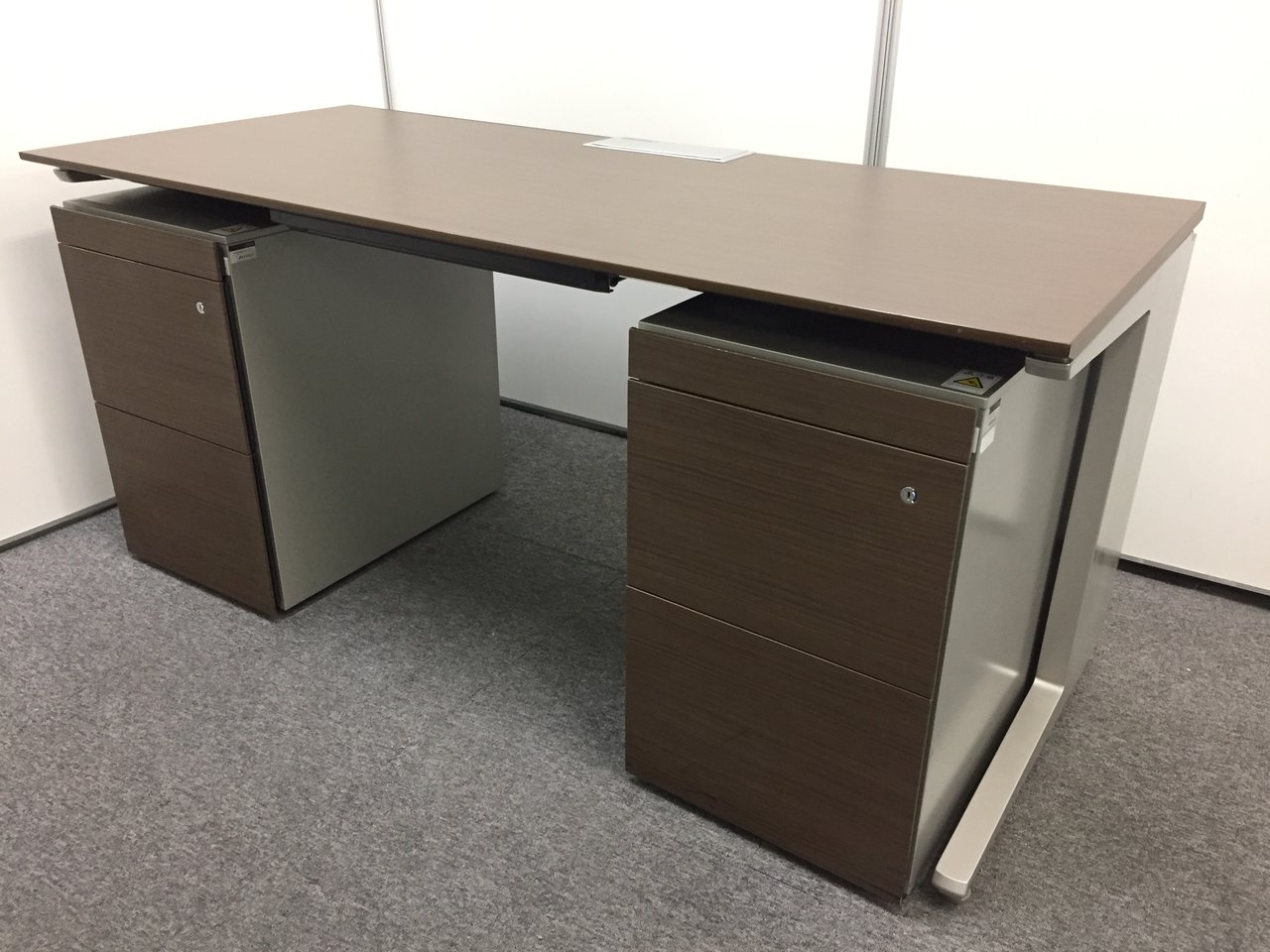 【セットでお得！】高級感溢れるウォールナット色のデスク+ワゴン×２ イトーキ製
                        INSTATE LINK（インステートリンク） 
                                    中古
            