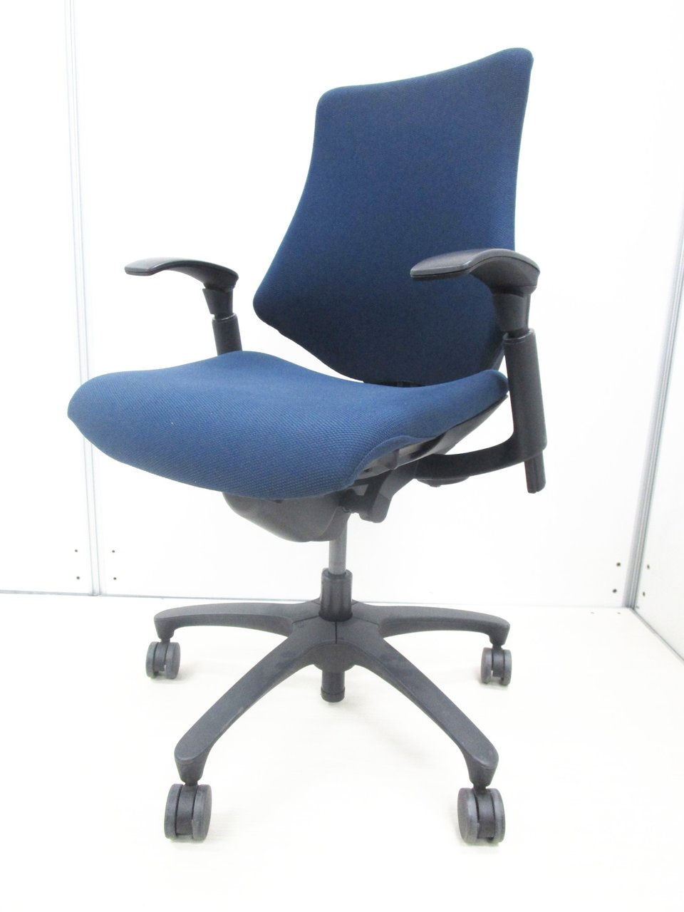 【肘付】【美品】イトーキ/エフ/ネイビー【デスクワークで上半身が動かしやすい】
                        エフ 
                                    中古
            
