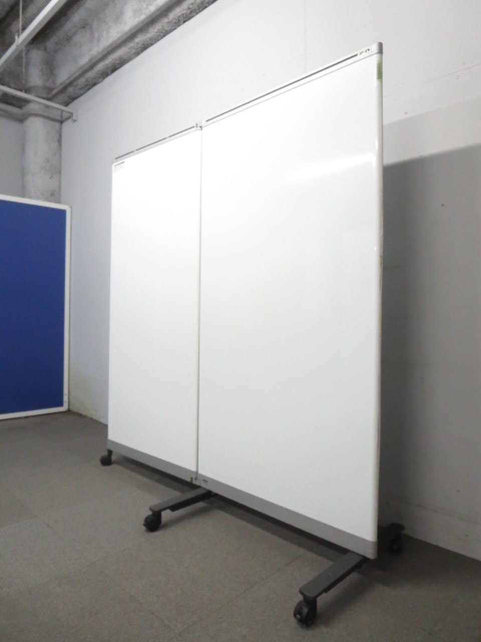 ■コクヨ製　ホワイトボードパーティション　■折りたたみ可能！2連タイプ！キャスター付！【※キズあり商品】
                        折り畳みホワイトボード
                                    中古
            