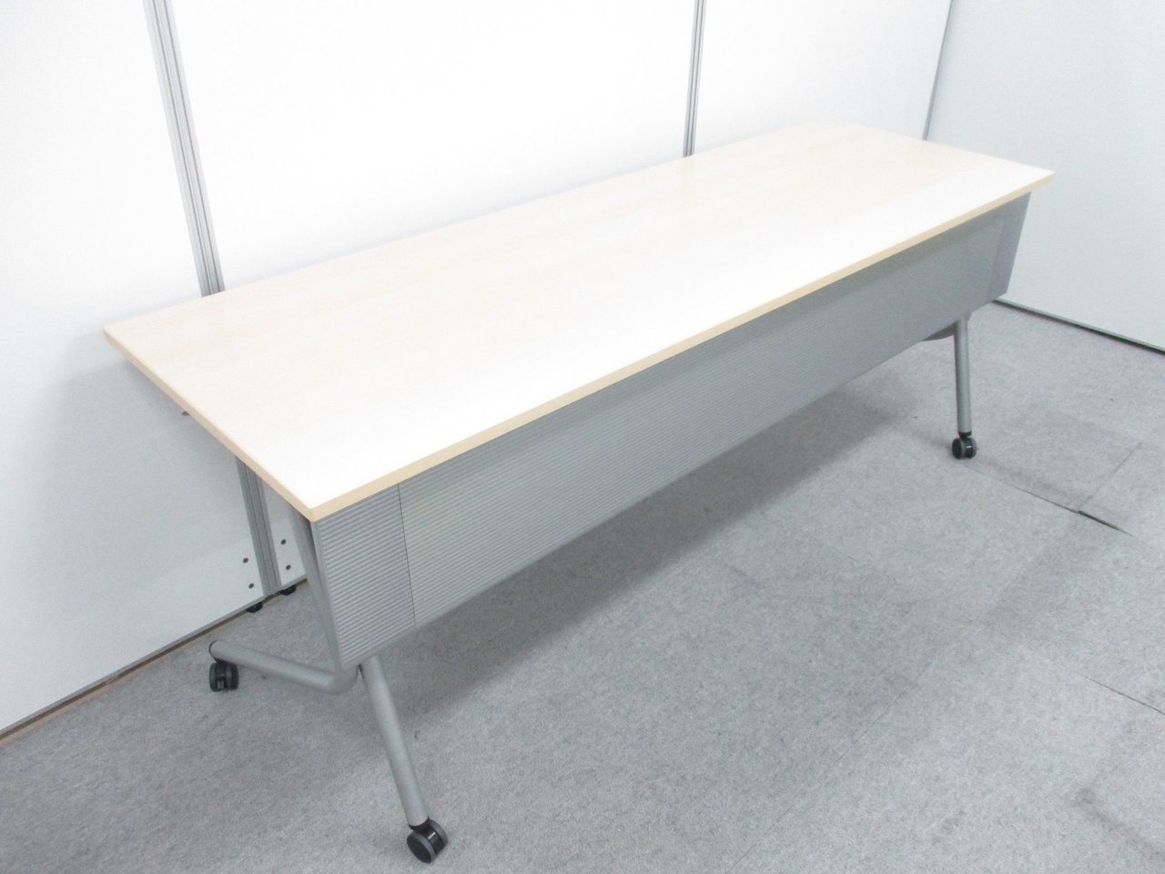 幅1800mmで広々と使えるスタックテーブル入荷！キャスター付きで移動も簡単です！
                        ネスティア 
                                    中古
            