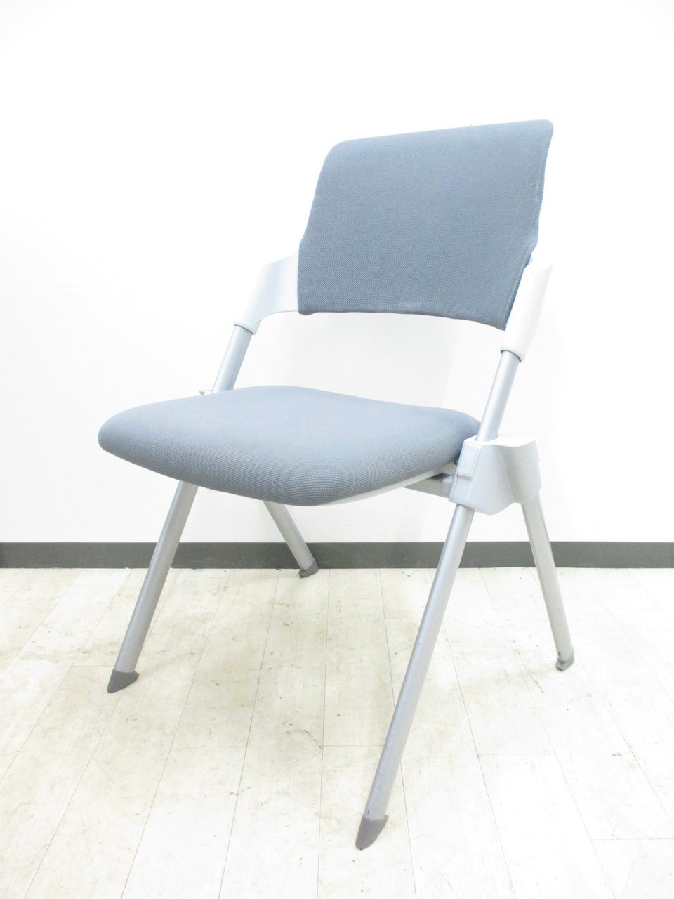 【休憩スペースや応接用に如何でしょうか】落ち着いた色合いなのでシックでお洒落な職場に！
                        アンフィ 
                                    中古
            