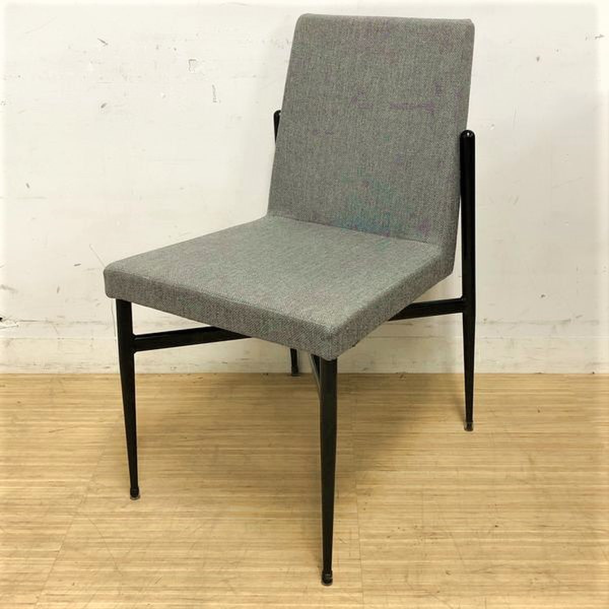 2脚のみ　エッジのきいたフォルム　相合家具
                        相合家具(SOGOKAGU)　クーペ ST
                                    中古
            