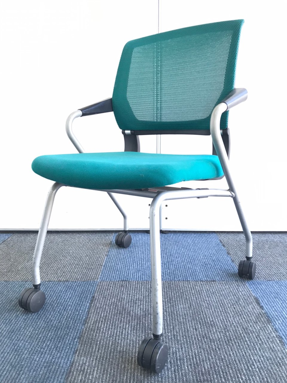 【肘に錆ございます】会議室におすすめなチェア！
                        サテリテ（キャスタータイプ） 
                                    中古
            