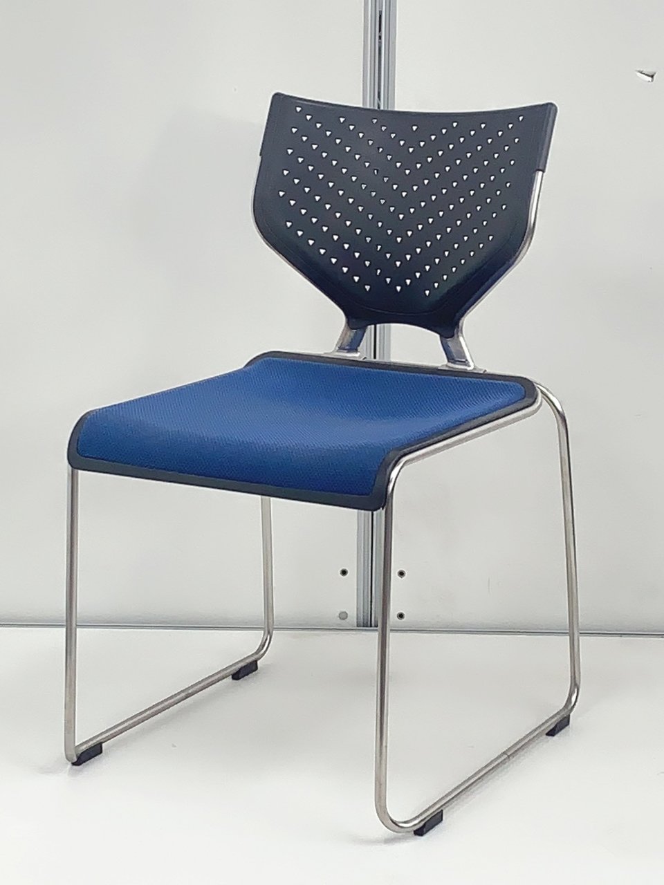 【数量僅かにつき特価！】何と！オカムラ製のスタッキングチェアです！
                        8122シリーズ 
                                    中古
            