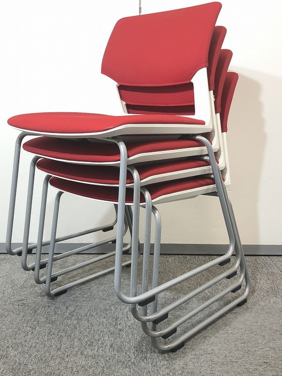 【4脚セット商品！】【状態良好品！！】のスタッキングチェア！！
                        その他シリーズ
                                    中古
            