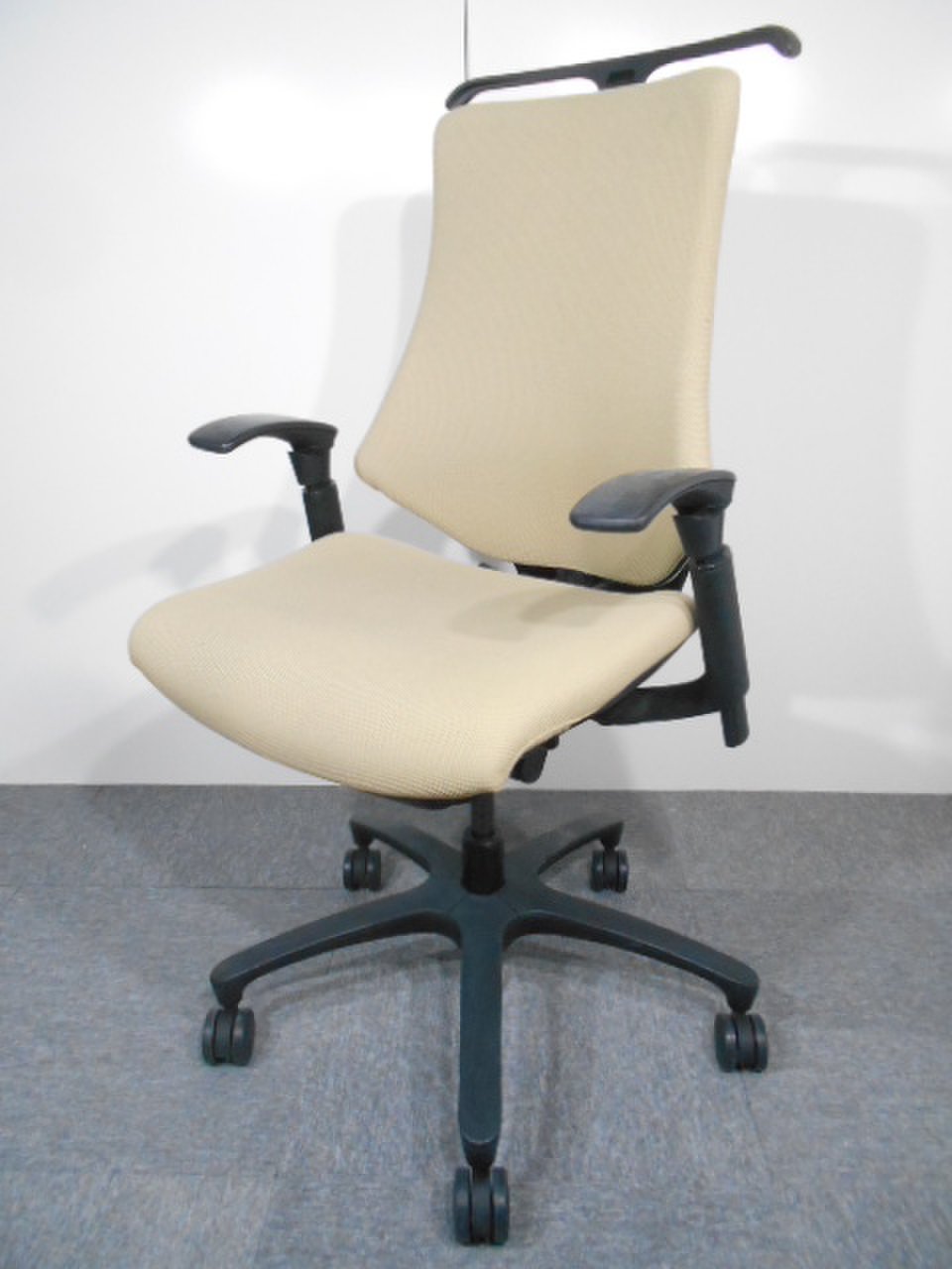 【珍色入荷！！】お洒落な肘付きハイグレードチェアが入荷！！アイボリー色 【関西倉庫在庫】中古 
オフィス 家具
                        エフ 
                                    中古
            