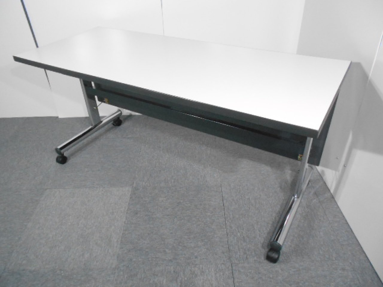 【人気のサイドスタックテーブル入荷！】幅1500㎜ 奥行き600㎜ 2人掛け用に是非！【関西倉庫在庫】
                        KT-80 シリーズ 
                                    中古
            