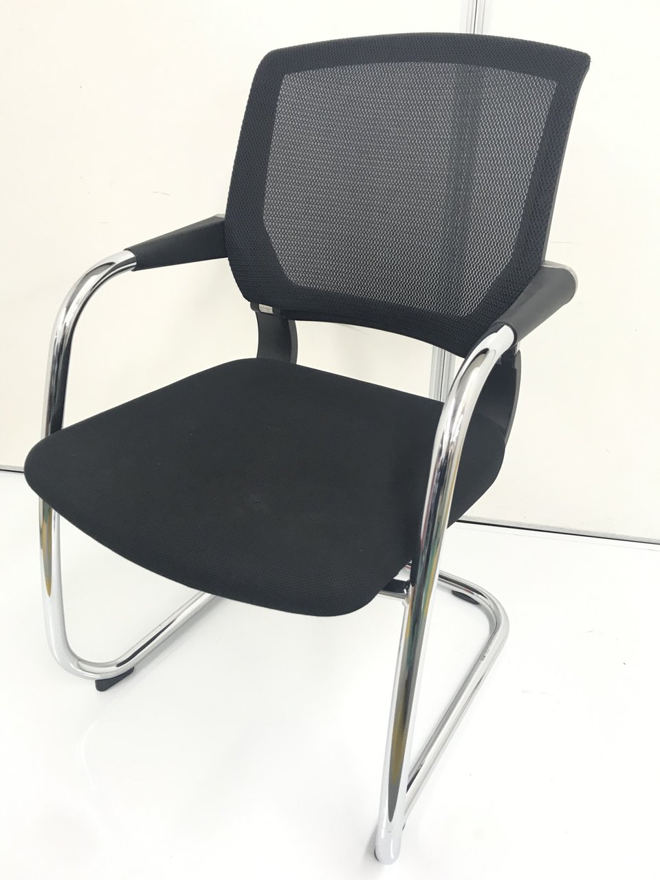 【シックなデザイン】コクヨ/ブラック/スタッキング
                        サテリテ（アルミ脚タイプ） 
                                    中古
            