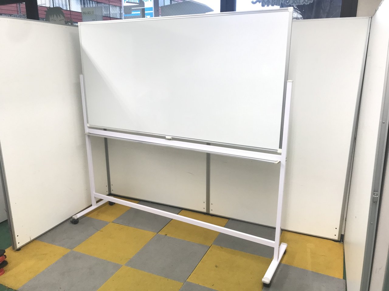 【へこみあり特価品】ホワイトボード/脚付き両面ボード
                        その他シリーズ
                                    中古
            