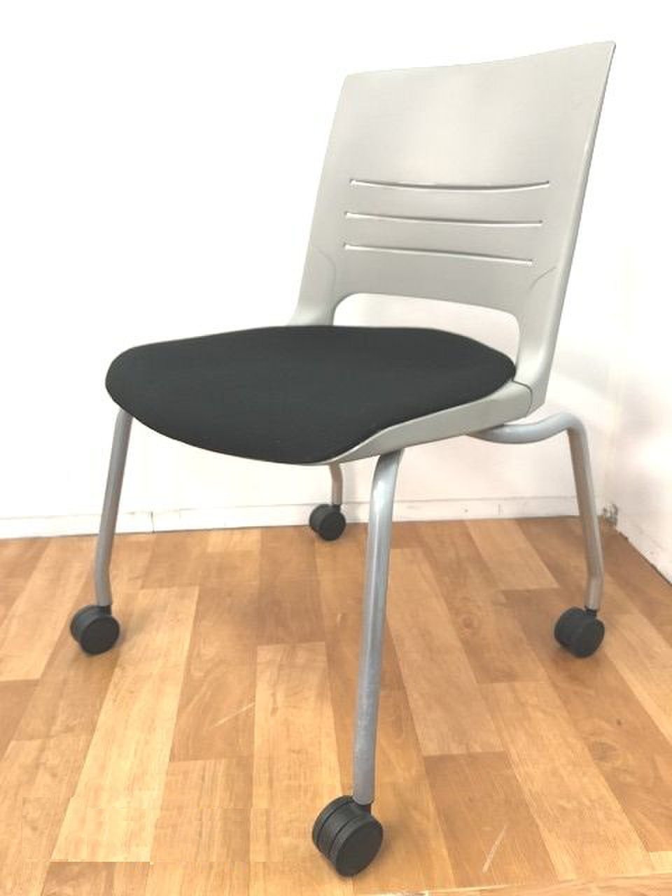 注目商品！！【キャスター付きスタッキングチェア】■おつとめ品
                        MX-40シリーズ  
                                    中古
            