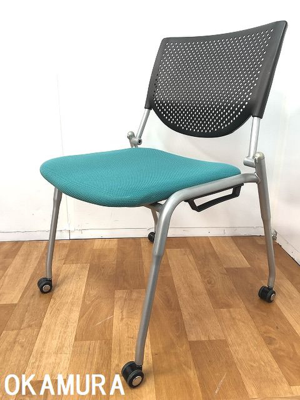 【人気シリーズのグリーン鮮やかなスタッキングチェア】
                        プロスタック 
                                    中古
            