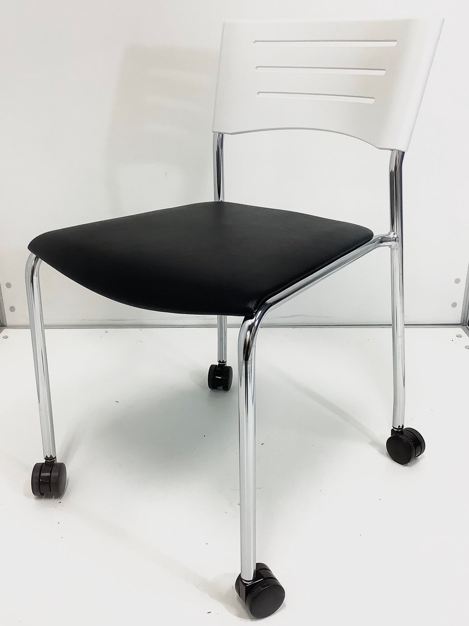 ビニールレザーの汚れにくいスタッキングチェア入荷！
                        その他シリーズ
                                    中古
            