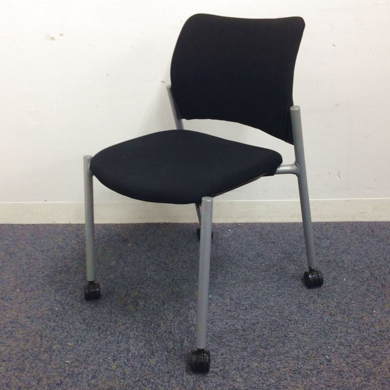 【収納】しやすいチェア！！上に重ねてスタックできます！！【メーカー品】
                        8147シリーズ 
                                    中古
            