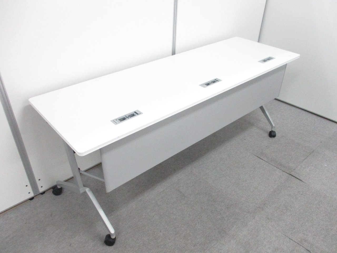 電源コードを通せるダクトも御座いますのでＰＣ作業や電源コードを使うのにテーブルの上が片付いて非常に便利な商品になっております！
                        リーフライン 
                                    中古
            