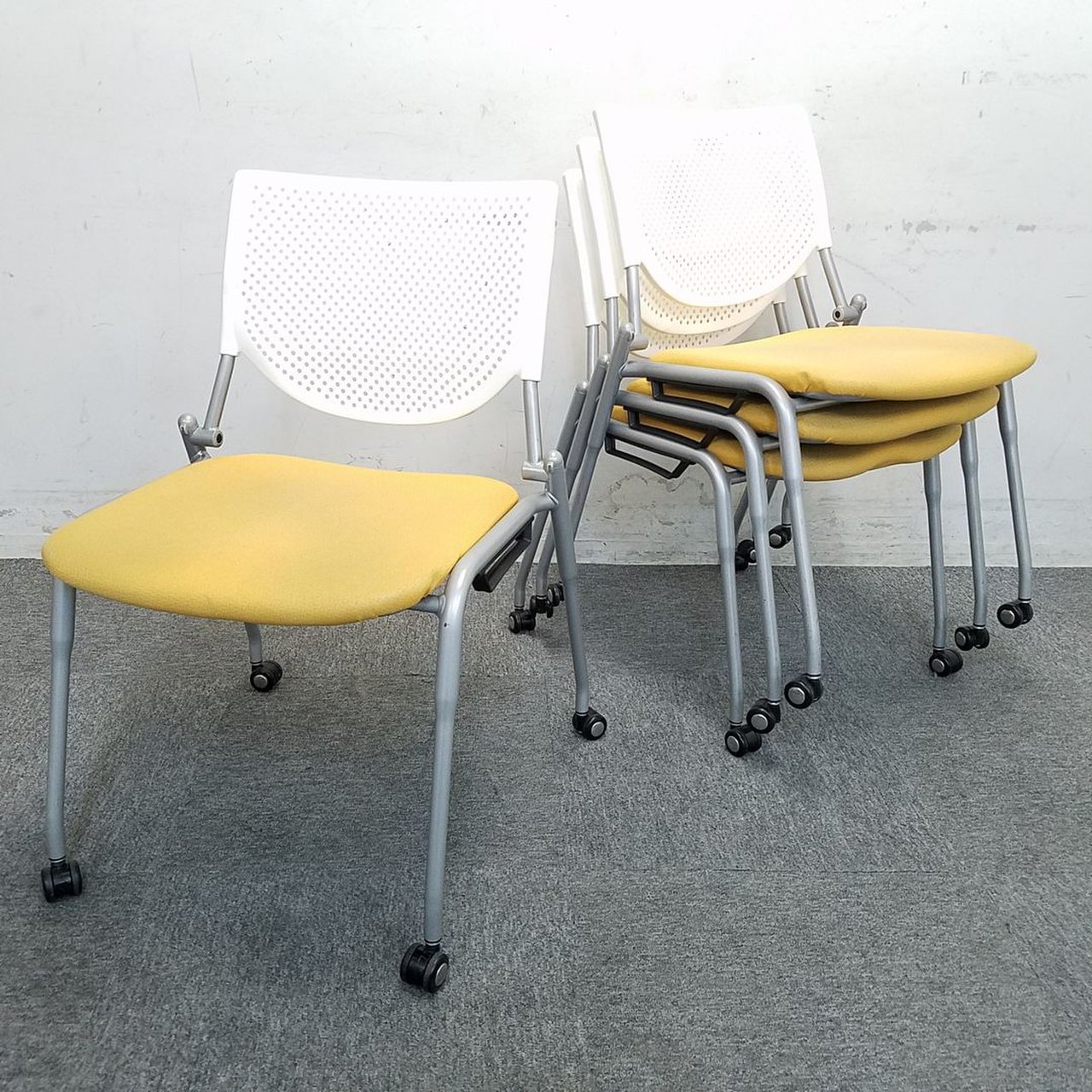 【4脚セット販売！！】人気のキャスター付きスタッキングチェア入荷！！中古 オフィス　家具
                        プロスタック 
                                    中古
            