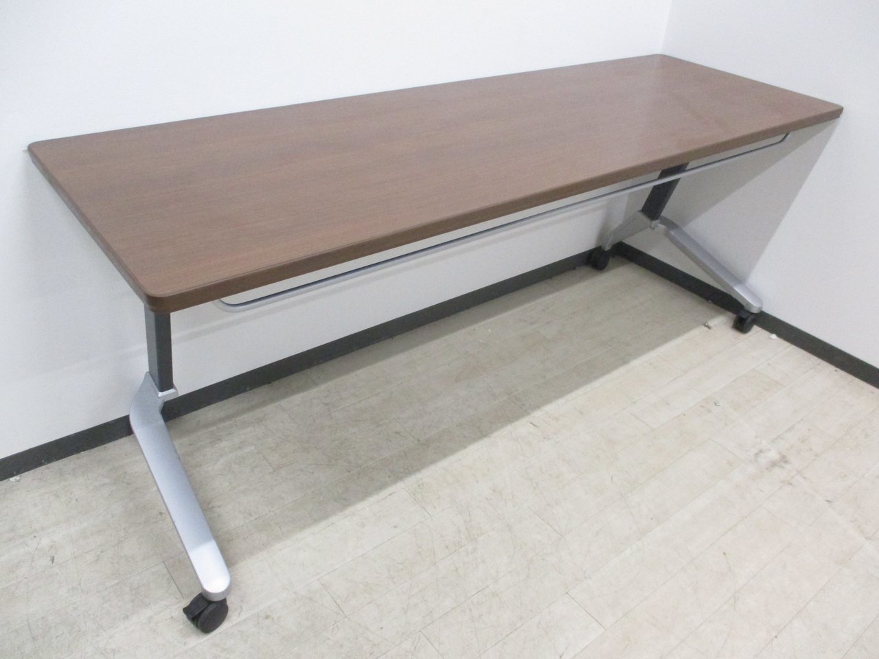 サイドスタックテーブル！新品だと意外と高い！国産品の中古は頑丈で長持ち！
                        KT-620シリーズ 
                                    中古
            