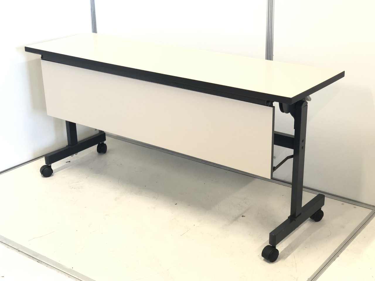 折り畳みができるので収納も楽に！急な会議におすすめ！　天板部分に傷あり
                        その他シリーズ
                                    中古
            