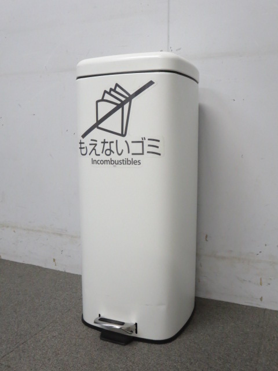 【フットペダル式ゴミ箱】■ラバン　ホワイト【もえないゴミ】
                        その他シリーズ
                                    中古
            