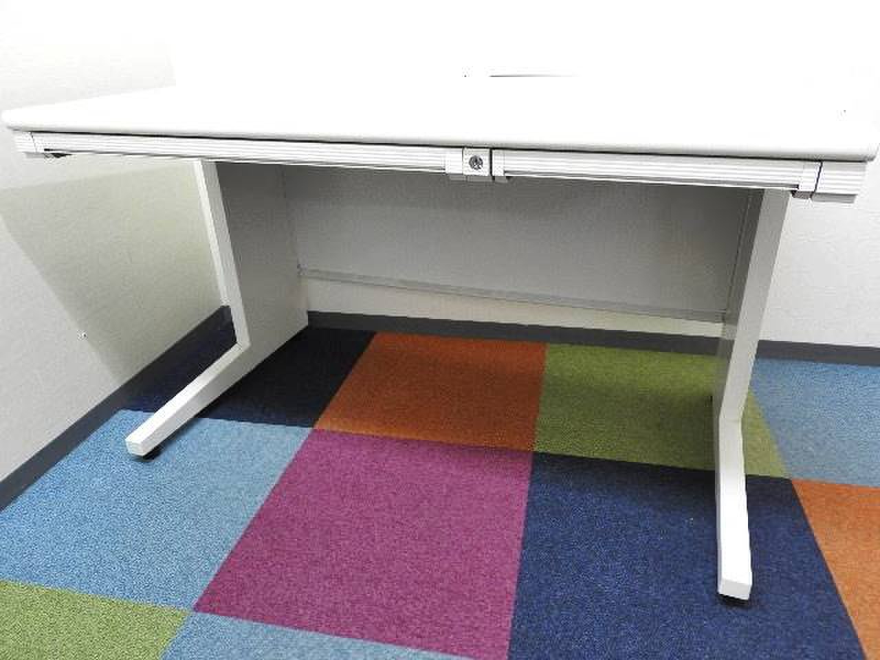 【きれいなホワイト】鍵付き平机【RP】
                        US-1 
                                    中古
            