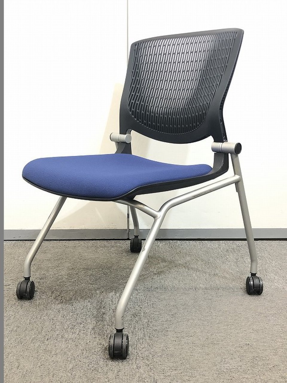 【在庫入替品】ネスティング収納も可能なグラータチェア！！背面も少したわんで座りやすい！！【おつとめ品】
                        グラータ 
                                    中古
            