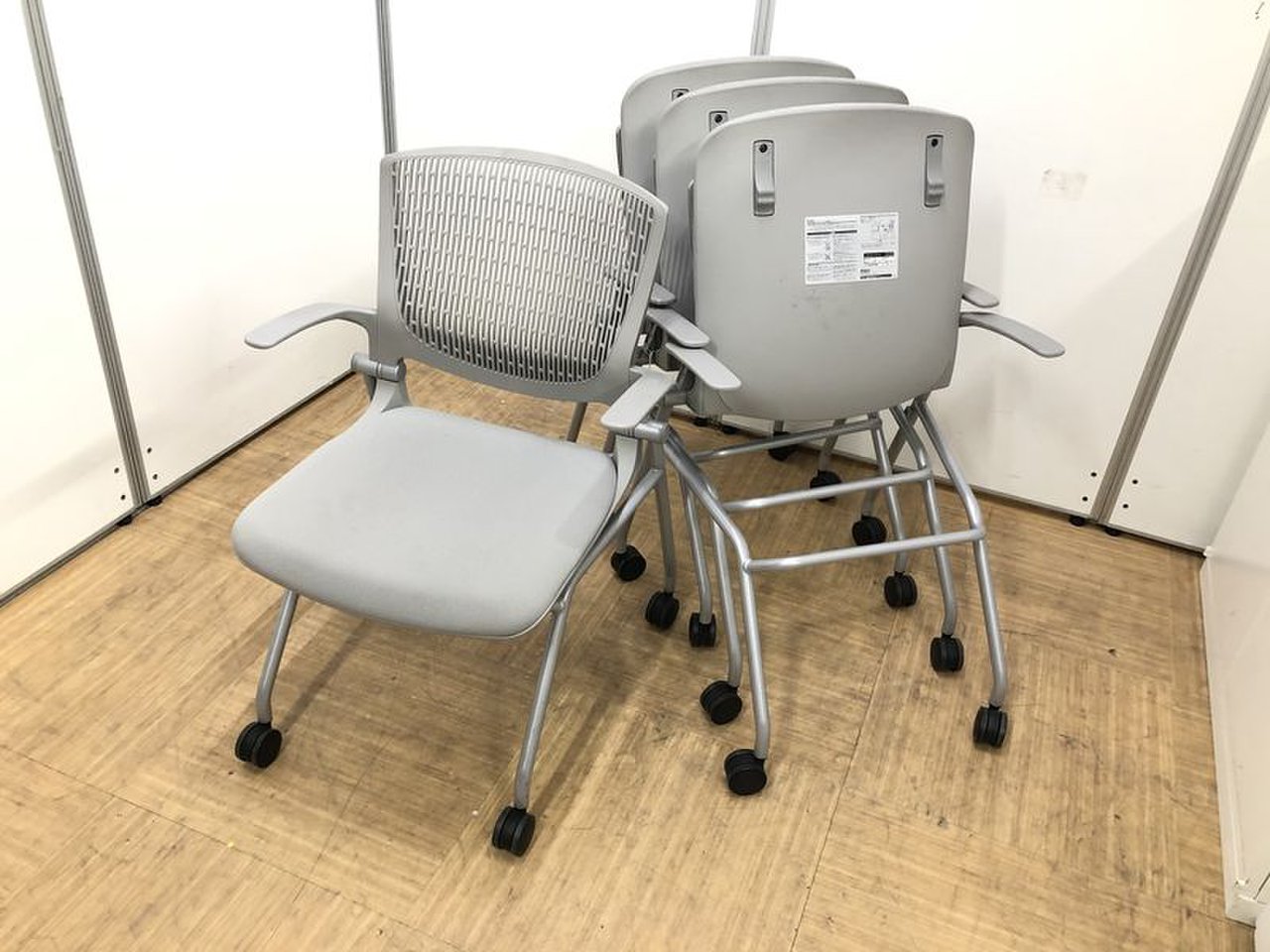 【セットでお得】ネスティングタイプのミーティングチェア4脚セット【通気性と安定感の樹脂メッシュ】
                        グラータ 
                                    中古
            