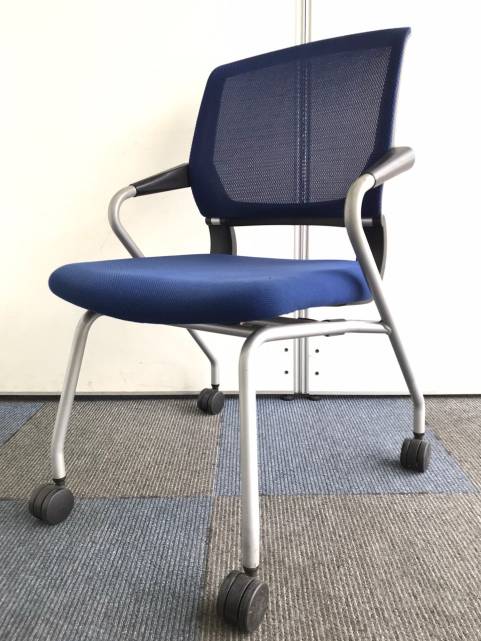 【肘掛に錆あり】座面を跳ね上げ保管が可能です！
                        サテリテ（キャスタータイプ） 
                                    中古
            