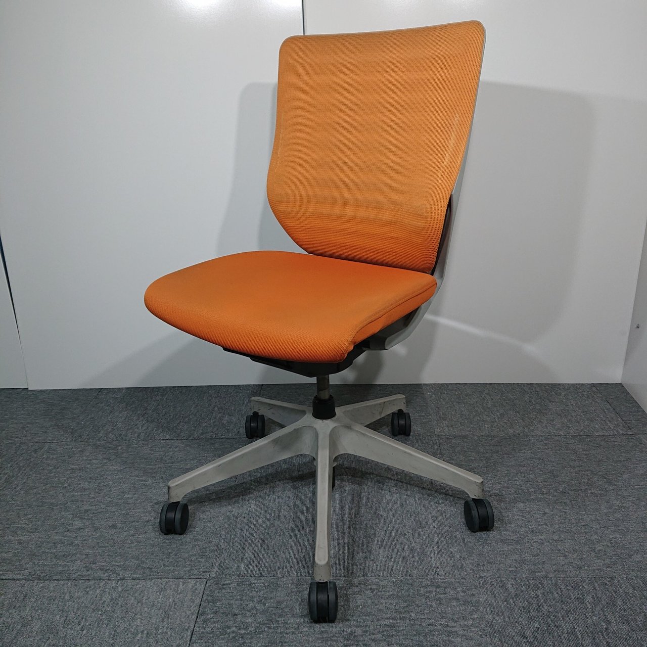 【トップメーカー品　人気シリーズ入荷！！】エピオスチェア　オレンジ【関西倉庫在庫】
                        エピオス 
                                    中古
            