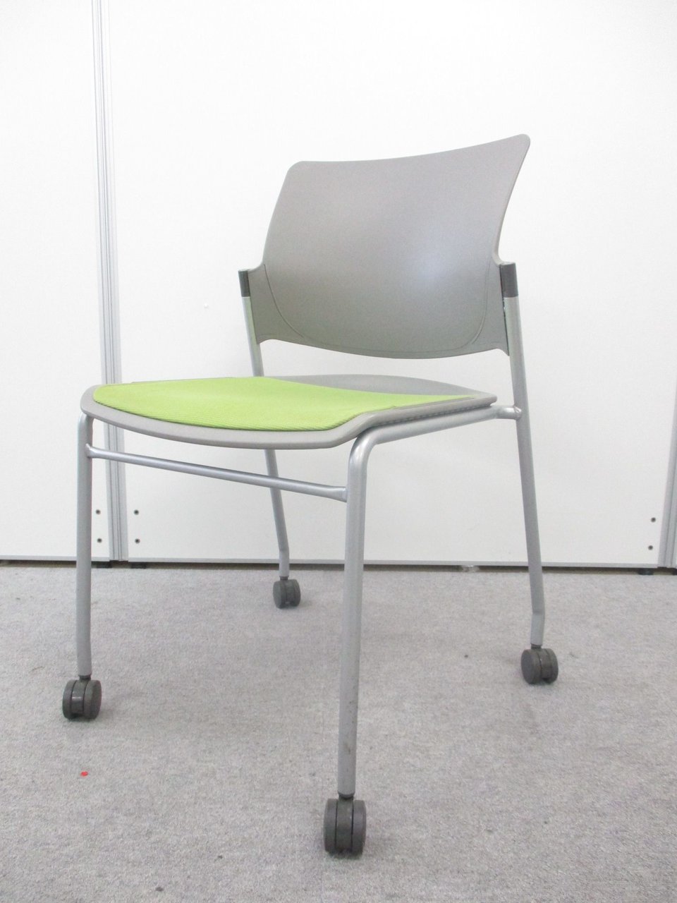 オカムラ製会議用ミーティングチェアフォルマシリーズ!!使わない時は縦に重ねて収納できます！
                        フォルマ 
                                    中古
            