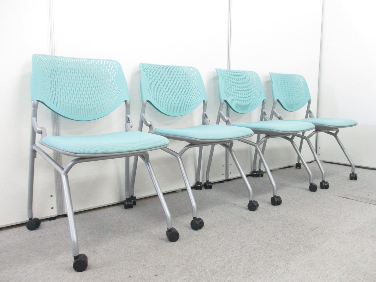 【4脚セット商品】ミーティングチェアルナシリーズ!!爽やかなブルーから落ち着いた会議スペースを演出。
                        ルナ 
                                    中古
            