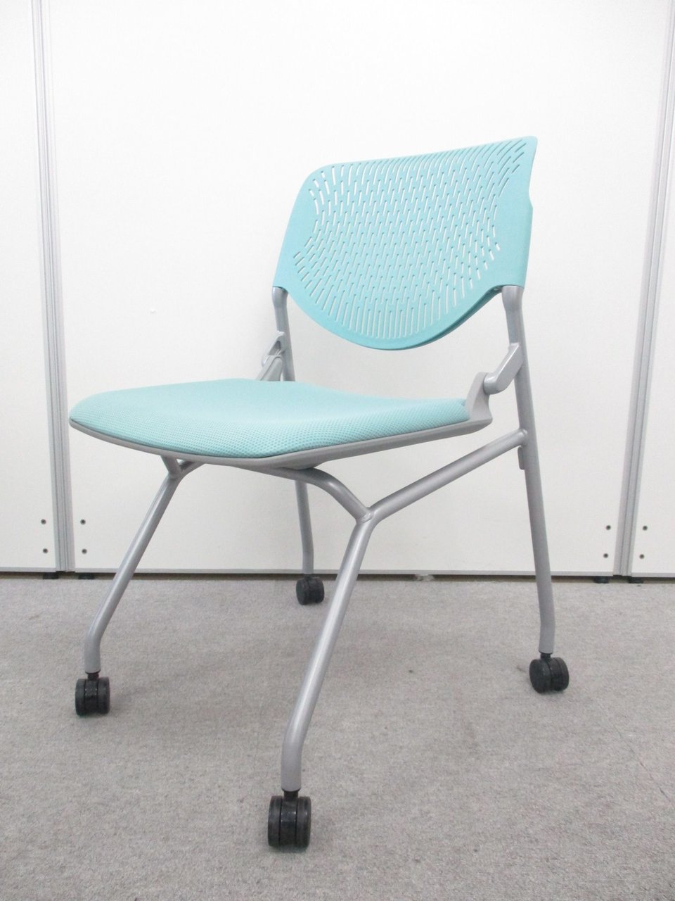 オカムラ製会議用ミーティングチェアルナシリーズ!!爽やかなブルーから落ち着いた会議スペースを演出。
                        ルナ 
                                    中古
            