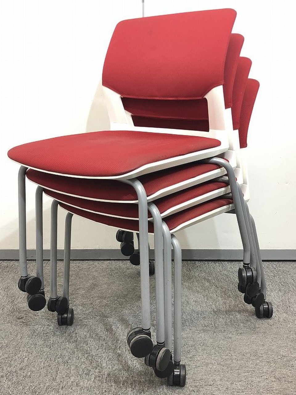 【4脚セット販売！！】スタッキングチェアが入荷！！レッドで人気の商品です！
                        160シリーズ 
                                    中古
            